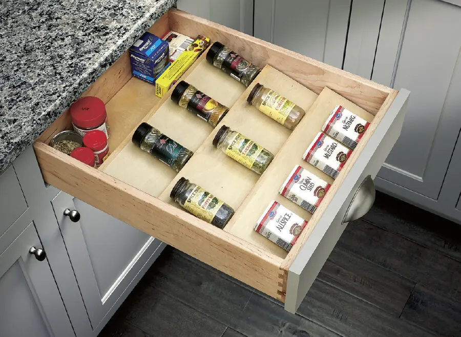 Dovetailed drawer with a spice insert